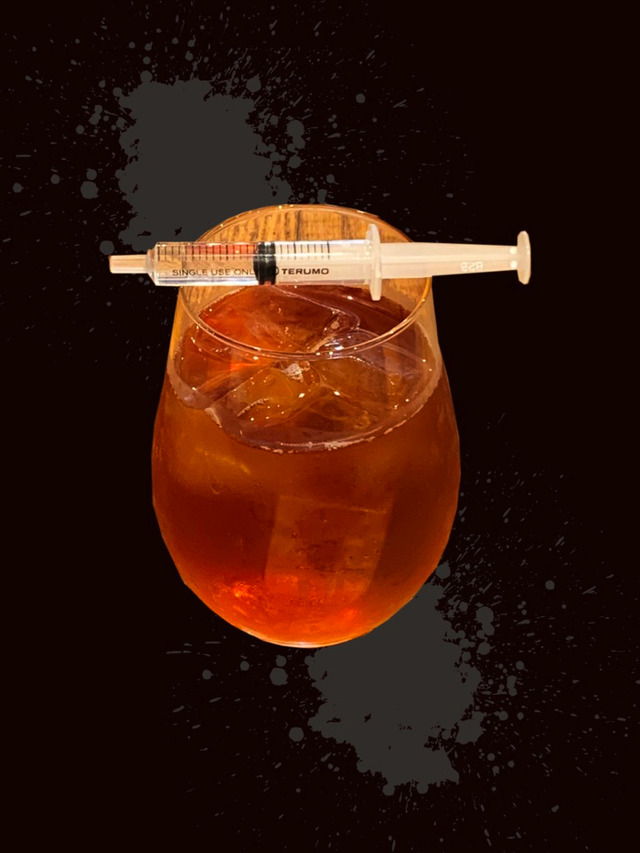 「進撃の巨人×TOWER RECORDS CAFE 自習室 -look at the past-」紅茶と注射器 700円（C）諫山創・講談社／「進撃の巨人展」製作委員会