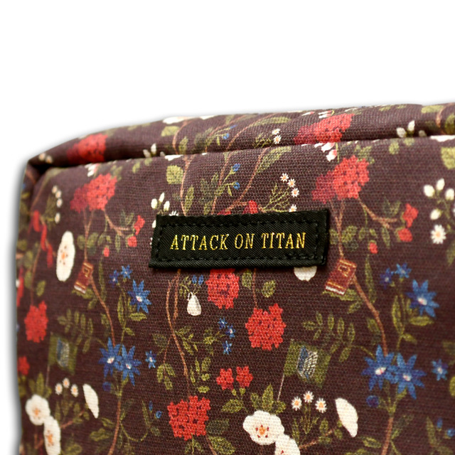 スクエアポーチ（2,800円・税別）（C）諫山創・講談社 /「進撃の巨人」製作委員会