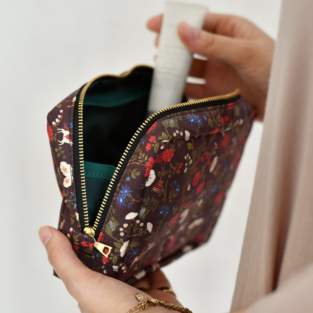 スクエアポーチ（2,800円・税別）（C）諫山創・講談社 /「進撃の巨人」製作委員会