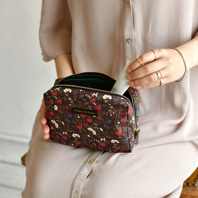 スクエアポーチ（2,800円・税別）（C）諫山創・講談社 /「進撃の巨人」製作委員会