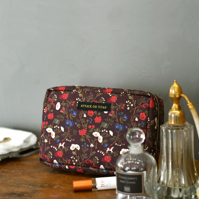 スクエアポーチ（2,800円・税別）（C）諫山創・講談社 /「進撃の巨人」製作委員会