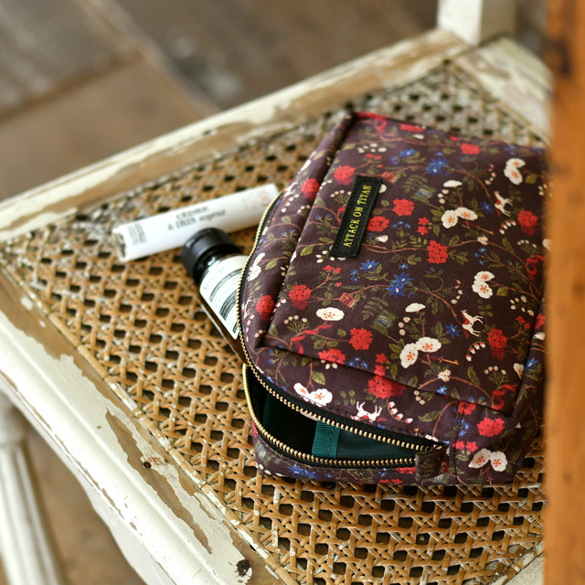 スクエアポーチ（2,800円・税別）（C）諫山創・講談社 /「進撃の巨人」製作委員会