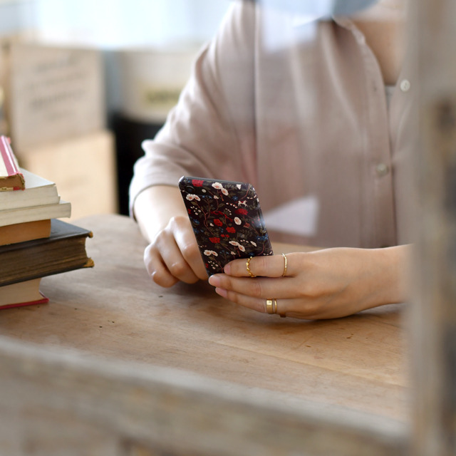 iPhoneケース（2,900円・税別）（C）諫山創・講談社 /「進撃の巨人」製作委員会