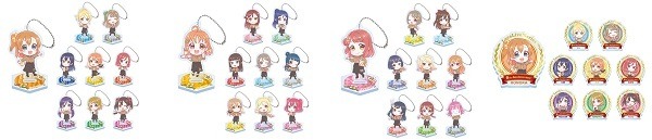 スタンド付きアクリルキーホルダー（μ’s／Aqours／虹ヶ咲学園スクールアイドル同好会）700円（税込）▲アクリルバッジ（μ’s）540円（税込）　（C）2013 プロジェクトラブライブ！（C）2017 プロジェクトラブライブ！サンシャイン!! （C）KLabGames （C）SUNRISE （C）bushiroad All Rights Reserved.（C）SQUARE ENIX CO. ,LTD. （C）SEGA