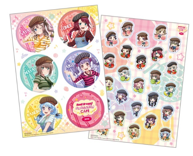 「バンドリ！ ガールズバンドパーティ！カフェ 2019」【事前予約者限定カフェ利用特典】オリジナル A4 ステッカー（ランダム 2 種）（C）BanG Dream! Project （C）Craft Egg Inc. （C）bushiroad All Rights Reserved.