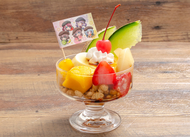 「バンドリ！ ガールズバンドパーティ！カフェ 2019」ちびキャラ集合♪プリンアラモード　1,380 円（税別）（C）BanG Dream! Project （C）Craft Egg Inc. （C）bushiroad All Rights Reserved.