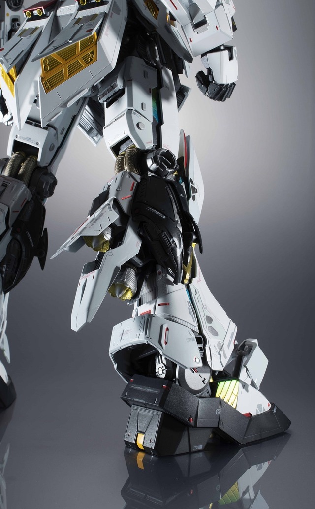 「METAL STRUCTURE 解体匠機 RX-93 νガンダム」93,000円（税抜）（C）創通・サンライズ