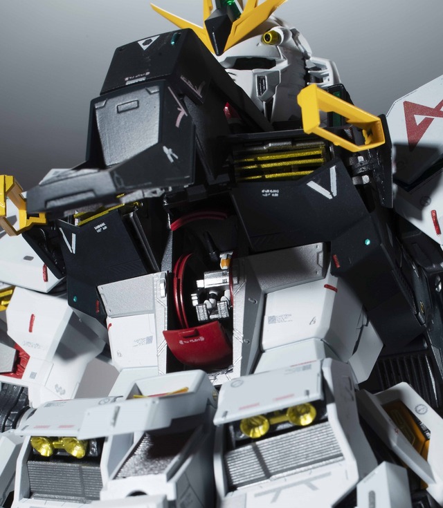 「METAL STRUCTURE 解体匠機 RX-93 νガンダム」93,000円（税抜）（C）創通・サンライズ