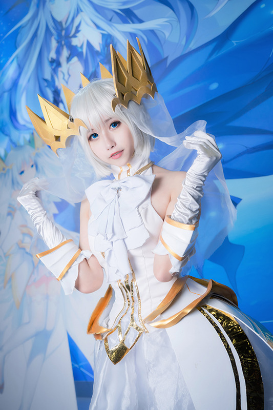 【コスプレ】「デアラ」鳶一折紙の純白ドレス姿コスが美しい！ 中国美女レイヤー・Momoko葵葵【写真13枚】