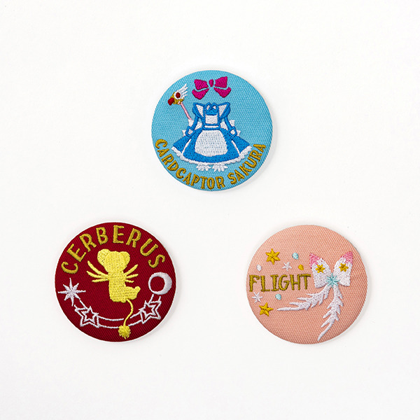 『カードキャプターさくら』×「水曜日のアリス」刺繍缶バッジ：各450円(3種展開)（C） CLAMP・ST／講談社・NEP・NHK