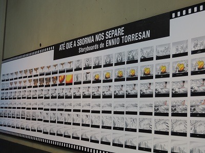 会場に張り出された、オート・ゲーラ監督の長編アニメーション映画「Ate que a Sbornia nos Separe（訳：理想郷Sborniaの壁まで）」のストーリーボード　 (c) Anima Mundi