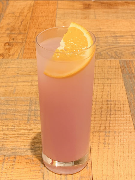 「デジモンアドベンチャー 20th Anniversary × TOWER RECORDS CAFE ～集まれ！選ばれし子ども達～」丈とゴマモンのグレープカルピス　700円（C） 本郷あきよし・東映アニメーション