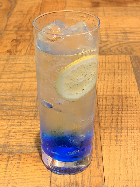 「デジモンアドベンチャー 20th Anniversary × TOWER RECORDS CAFE ～集まれ！選ばれし子ども達～」ヤマトとガブモンのブルーラムネ 700円（C） 本郷あきよし・東映アニメーション