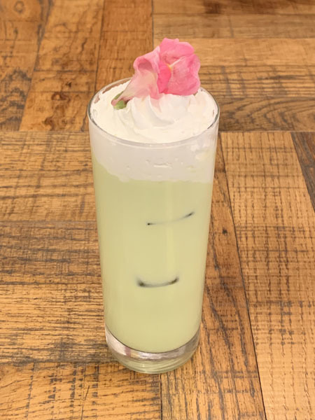 「デジモンアドベンチャー 20th Anniversary × TOWER RECORDS CAFE ～集まれ！選ばれし子ども達～」ミミとパルモンの抹茶ミルク 700円（C） 本郷あきよし・東映アニメーション