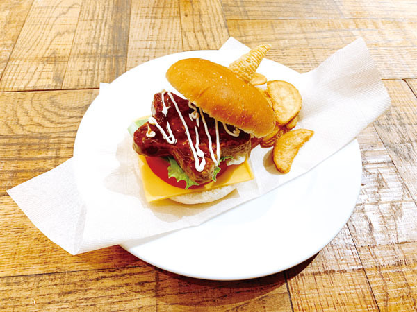 「デジモンアドベンチャー 20th Anniversary × TOWER RECORDS CAFE ～集まれ！選ばれし子ども達～」ガブモンのトンガリハンバーガー　1,450円（C） 本郷あきよし・東映アニメーション