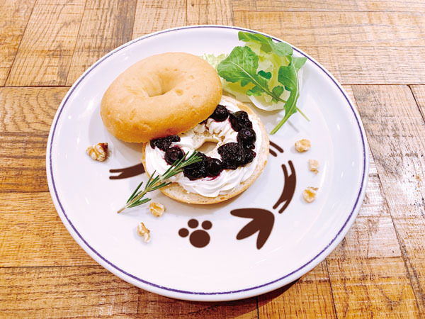 「デジモンアドベンチャー 20th Anniversary × TOWER RECORDS CAFE ～集まれ！選ばれし子ども達～」テイルモンのホーリーリングベーグルサンド 1,200円（C） 本郷あきよし・東映アニメーション