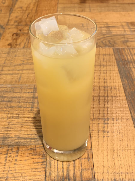 「デジモンアドベンチャー 20th Anniversary × TOWER RECORDS CAFE ～集まれ！選ばれし子ども達～」太一とアグモンのパインジュース 700円（C） 本郷あきよし・東映アニメーション