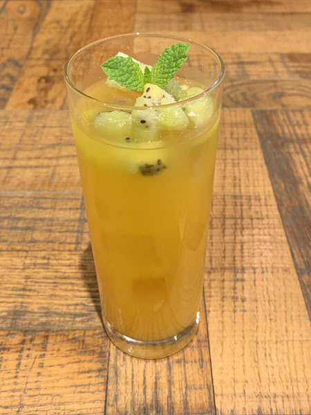 「デジモンアドベンチャー 20th Anniversary × TOWER RECORDS CAFE ～集まれ！選ばれし子ども達～」タケルとパタモンのマンゴージュース　700円（C） 本郷あきよし・東映アニメーション