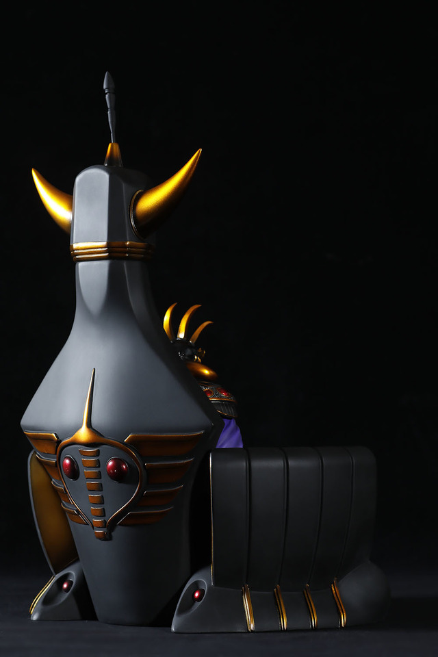 「ラオウ 玉座ver.ゴールドカラー」99,800円（税別）（C）武論尊・原哲夫/NSP 1983