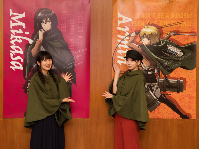 『進撃の巨人・ザ・リアル』ポスターにサインをした石川由依さんと井上麻里奈さん