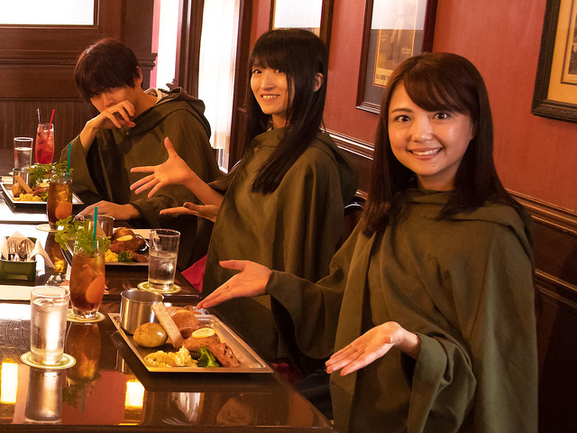 『進撃の巨人・ザ・リアル』（左から）梶裕貴さん、藤田咲さん、三上枝織さん