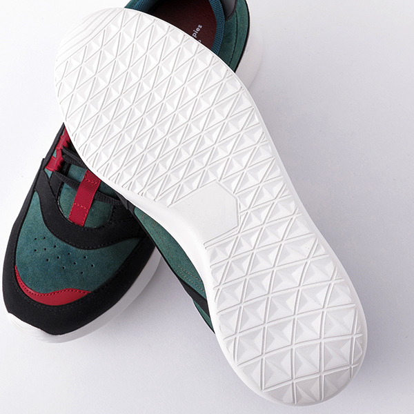 「緑谷出久モデル スニーカー」10,800円（税別）（C）堀越耕平／集英社・僕のヒーローアカデミア製作委員会