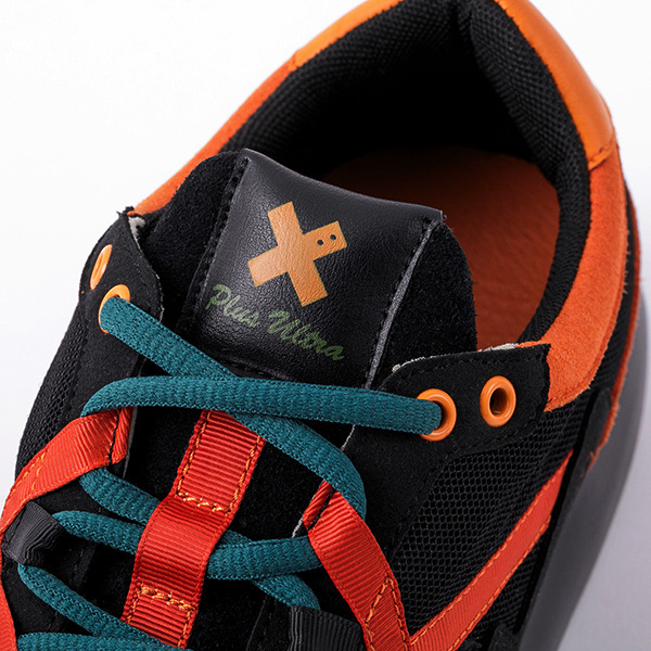 「爆豪勝己モデル スニーカー」10,800円（税別）（C）堀越耕平／集英社・僕のヒーローアカデミア製作委員会