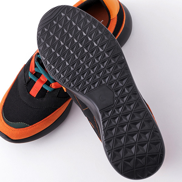 「爆豪勝己モデル スニーカー」10,800円（税別）（C）堀越耕平／集英社・僕のヒーローアカデミア製作委員会