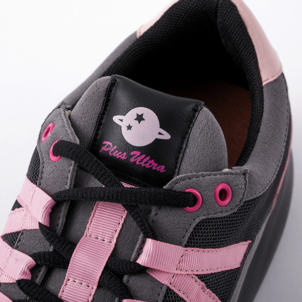 「麗日お茶子モデル スニーカー」10,800円（税別）（C）堀越耕平／集英社・僕のヒーローアカデミア製作委員会