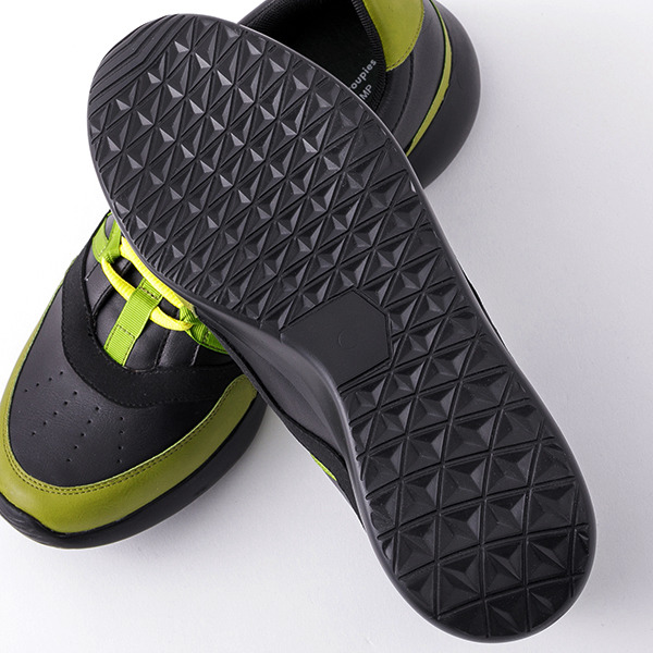 「蛙吹梅雨モデル スニーカー」10,800円（税別）（C）堀越耕平／集英社・僕のヒーローアカデミア製作委員会