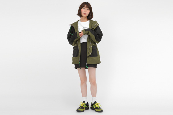 「蛙吹梅雨モデル マウンテンパーカー」15,800円（税別）（C）堀越耕平／集英社・僕のヒーローアカデミア製作委員会