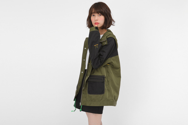 「蛙吹梅雨モデル マウンテンパーカー」15,800円（税別）（C）堀越耕平／集英社・僕のヒーローアカデミア製作委員会