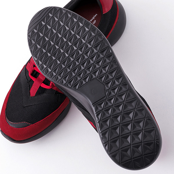 「切島鋭児郎モデル スニーカー」10,800円（税別）（C）堀越耕平／集英社・僕のヒーローアカデミア製作委員会