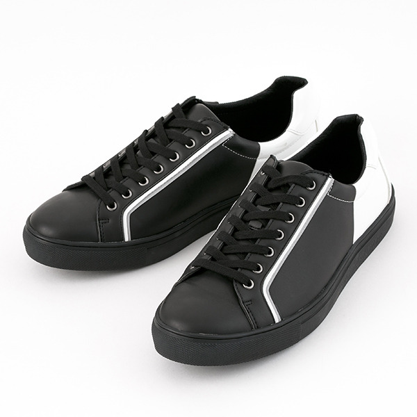 『ソードアート・オンライン ーアリシゼーションー』コラボレーション　スニーカー　キリト モデル　10,800円（税別）（C）2017 川原 礫／ＫＡＤＯＫＡＷＡ　アスキー・メディアワークス