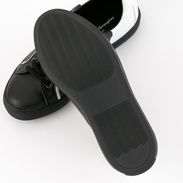 『ソードアート・オンライン ーアリシゼーションー』コラボレーション　スニーカー　キリト モデル　10,800円（税別）（C）2017 川原 礫／ＫＡＤＯＫＡＷＡ　アスキー・メディアワークス