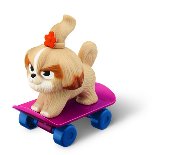 「ハッピーセット『ペット2』」スケートボードではしるデイジー（C）Universal Studios.