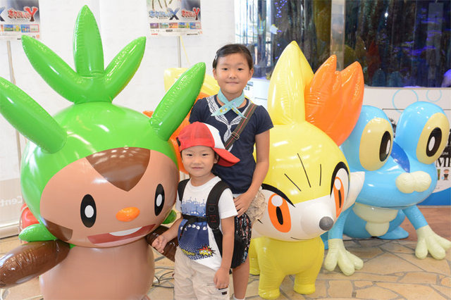 ポケモンたちに囲まれてご満悦