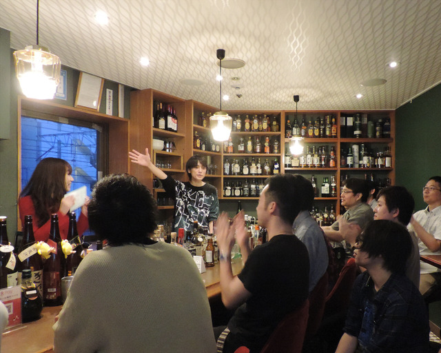 スナックで声優イベント!? 田所あずさ、昭和の薫り漂う空間でライブ＆トークを披露【レポート＆インタビュー】