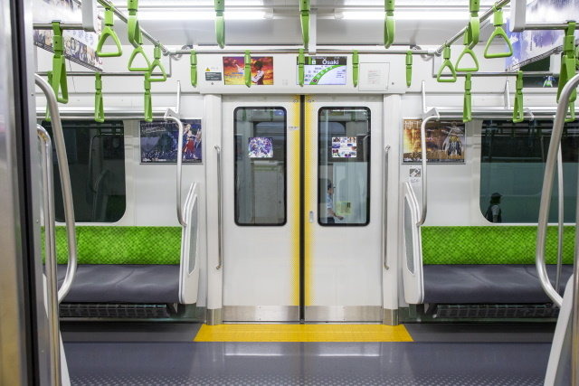 『FGO』本日8月1日よりJR山手線車両をジャック！4周年の歩みを伝える装飾が車内各所に施される