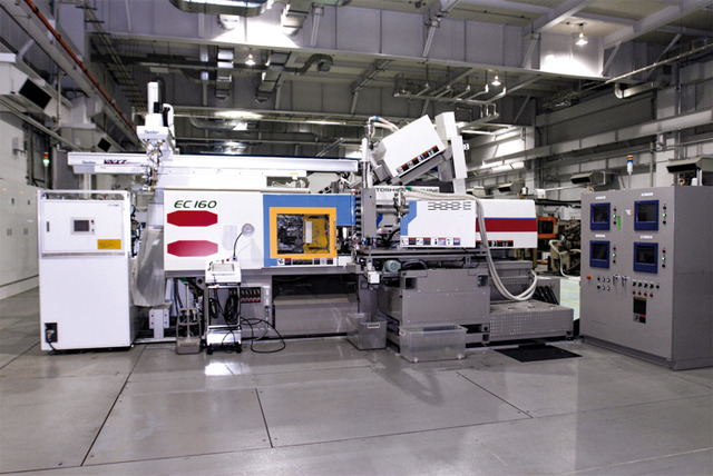 「4色射出成形機（多色成形機）」（C）創通・サンライズ