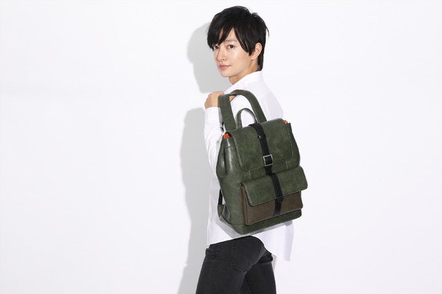 『HUNTER×HUNTER』コラボレーション■ゴン=フリークスモデルバッグ／13,800円（税別）（C）POT（冨樫義博）1998年-2011年（C）VAP・日本テレビ・マッドハウス