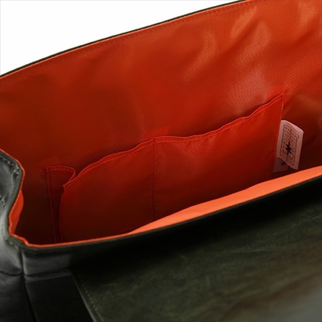 『HUNTER×HUNTER』コラボレーション■ゴン=フリークスモデルバッグ／13,800円（税別）（C）POT（冨樫義博）1998年-2011年（C）VAP・日本テレビ・マッドハウス