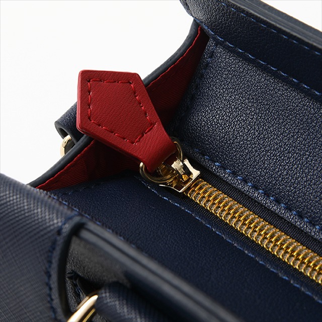 『HUNTER×HUNTER』コラボレーション■クラピカモデルバッグ／13,800円（税別）（C）POT（冨樫義博）1998年-2011年（C）VAP・日本テレビ・マッドハウス