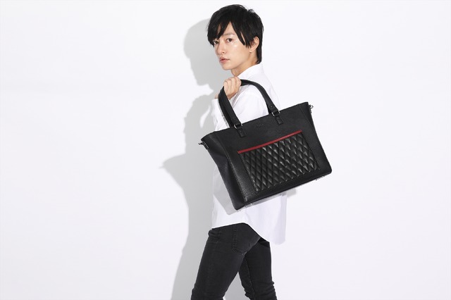 『HUNTER×HUNTER』コラボレーション■レオリオモデルバッグ／13,800円（税別）（C）POT（冨樫義博）1998年-2011年（C）VAP・日本テレビ・マッドハウス