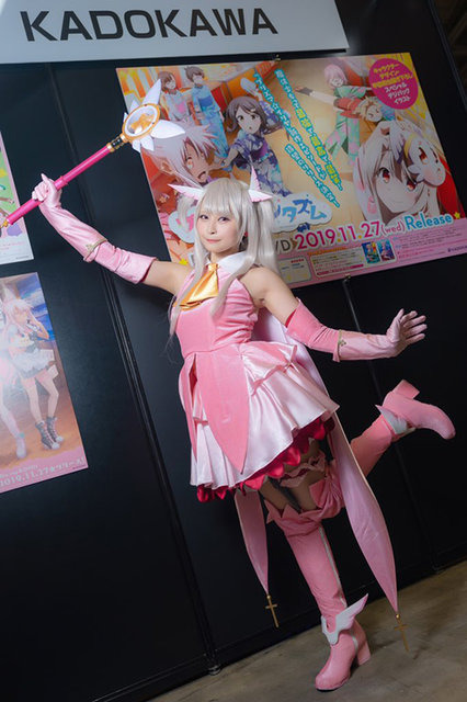 可愛いイリヤの公式コスプレイヤーと豪華クリエイター陣の色紙に注目！集客大勝利な「KADOKAWA」ブース【FGOフェス2019】