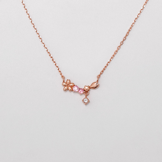 「毛利蘭モデル　シルバーネックレス/シルバーリング」15,000円（税別）（C）青山剛昌／小学館・読売テレビ・TMS 1996