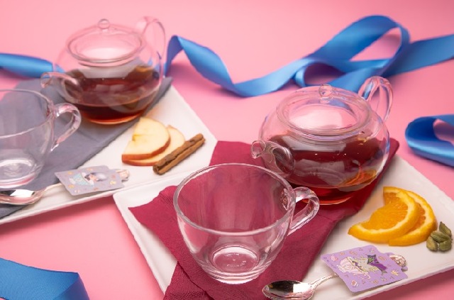 「Fate/Grand Order Design produced by Sanrio」コラボカフェ第3弾　スパイスフルーツホットティー(全2種)　各790円　（アマデウス/サリエリ）（C） TYPE-MOON / FGO PROJECT