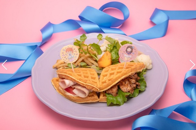 「Fate/Grand Order Design produced by Sanrio」コラボカフェ第3弾　ロマニとダ・ヴィンチのワッフルサンドイッチ　1,590円（C） TYPE-MOON / FGO PROJECT