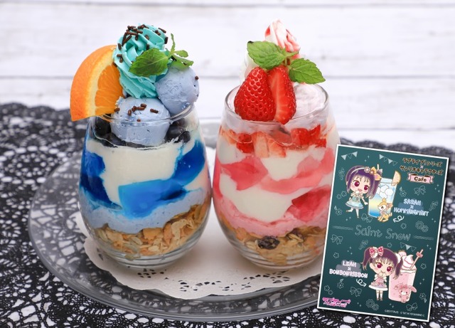 「ラブライブ！シリーズ×サンリオキャラクターズカフェ」『2 人で 1 つ。ツインパフェ』 1,390 円（税抜）（C）2013 PL! （C）2017 PL!S  （C）'76,'79,'84,'86,'88,'89,'92,'93,'96,'98,'01,'05,'12,'14,'19 SANRIO CO., LTD.