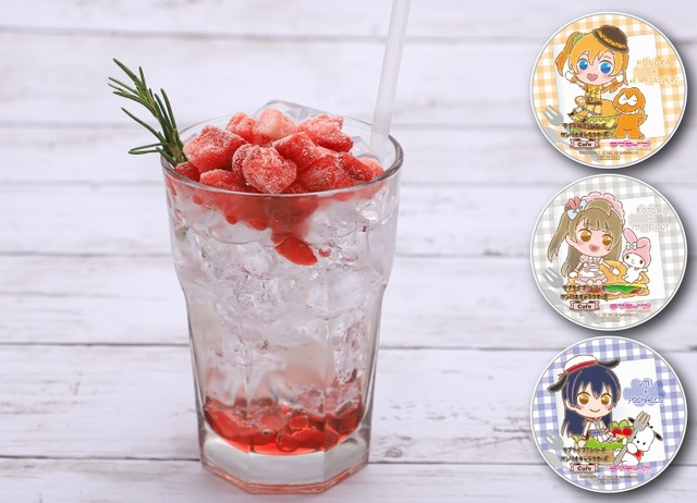「ラブライブ！シリーズ×サンリオキャラクターズカフェ」『フローズンベリーたっぷり！ クランベリーソーダ』 790 円（C）2013 PL! （C）2017 PL!S  （C）'76,'79,'84,'86,'88,'89,'92,'93,'96,'98,'01,'05,'12,'14,'19 SANRIO CO., LTD.